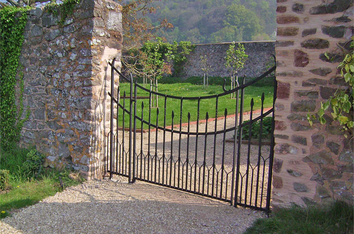 Curved gate