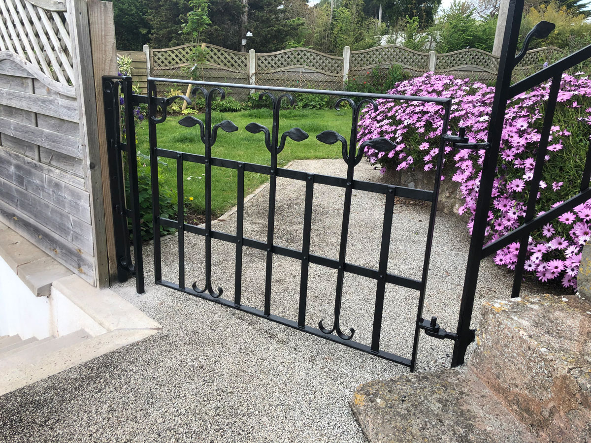 black-garden-gate-02 Gate and railings