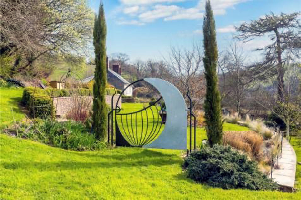Circular gate