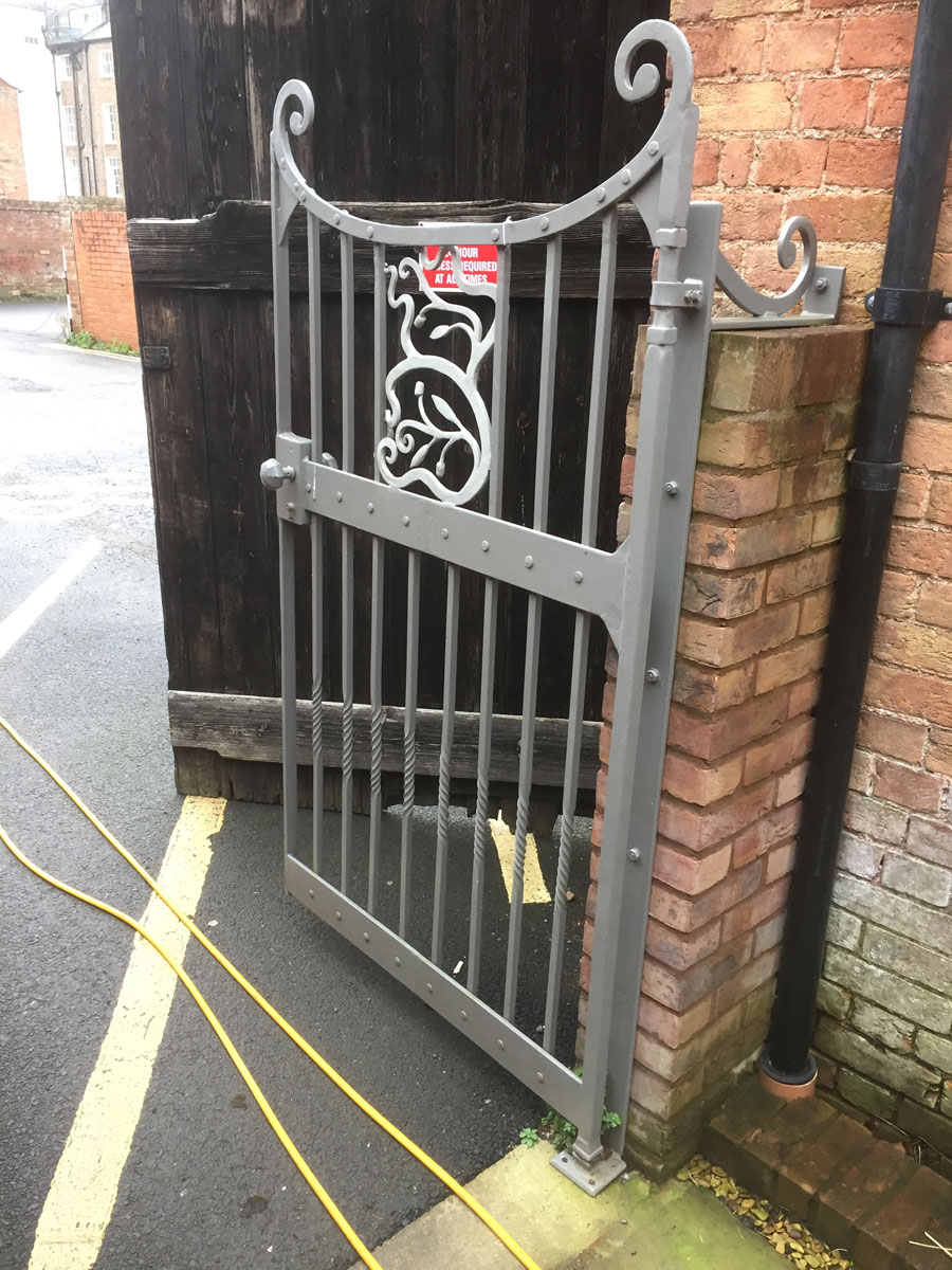 Leaf gate
