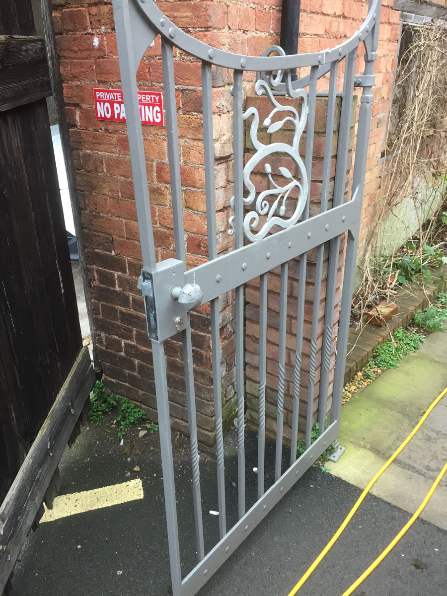 Leaf gate