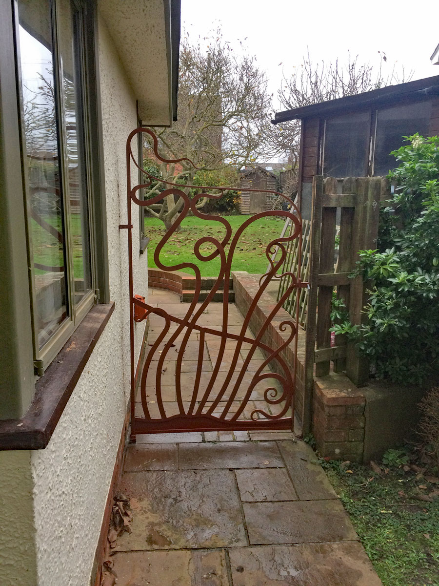 Squiggly gate